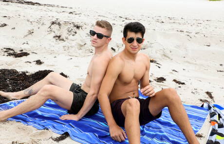 O galã Nate Long e o jovem americano Tom Bentley fazem amor na praia