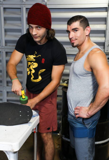 American husky guy Jeremy Spreadums and  Dante Drackis make a love