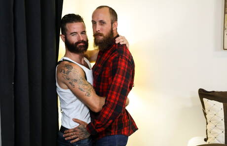 El semental peludo estadounidense Dustin Steele y el oso peludo irlandés Brendan Patrick tienen sexo caliente en pareja