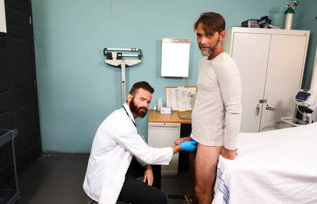 La nutria americana Joe Parker y el oso peludo irlandés Brendan Patrick follan después de una mamada