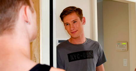 De Amerikaanse jongeman Julian Bell en de hengst Theo Brady hebben een hete seksscène