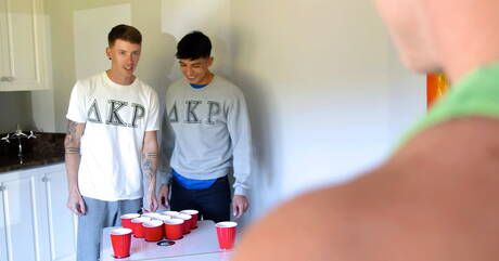 I ragazzi cattivi Justin Matthews, Dante Foxx e Romeo Foxx in un trio di sesso in cucina