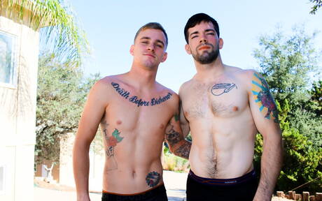 Next Door Studios: Les sympathiques copains américains, le jeune Ryan Jordan et la loutre Julian Brady dans une scène de fellation à l