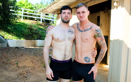 Nette amerikanische Freunde, der junge Ryan Jordan und der Otter Julian Brady in einer Blowjob-Szene im Freien