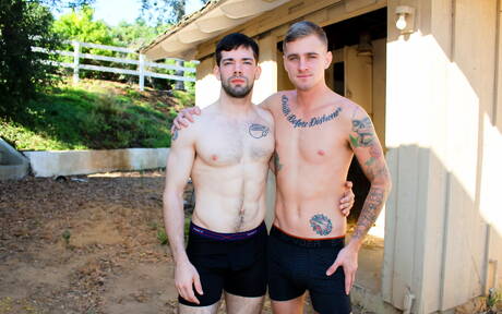 Nette amerikanische Freunde, der junge Ryan Jordan und der Otter Julian Brady in einer Blowjob-Szene im Freien