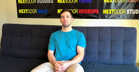 Nette amerikanische Freunde, der junge Ryan Jordan und der Otter Julian Brady in einer Blowjob-Szene im Freien