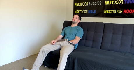 Nette amerikanische Freunde, der junge Ryan Jordan und der Otter Julian Brady in einer Blowjob-Szene im Freien