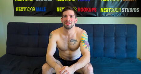 Nette amerikanische Freunde, der junge Ryan Jordan und der Otter Julian Brady in einer Blowjob-Szene im Freien