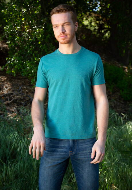 Der nette amerikanische Otter Donte Thick und der junge Dacotah Red lutschen und vögeln sich gegenseitig im Freien