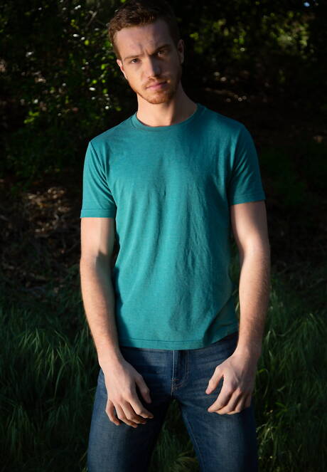 Der nette amerikanische Otter Donte Thick und der junge Dacotah Red lutschen und vögeln sich gegenseitig im Freien