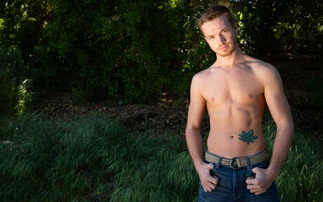 Der nette amerikanische Otter Donte Thick und der junge Dacotah Red lutschen und vögeln sich gegenseitig im Freien