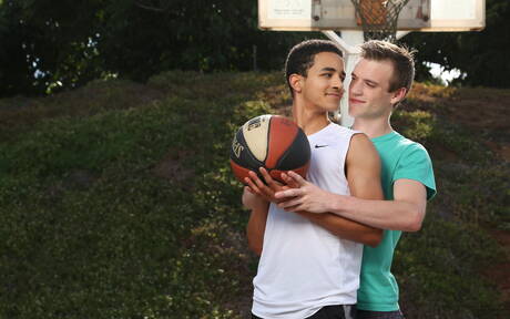 Der muskulöse Amerikaner Scott Finn und der gut gebaute Jason Reed lutschen und ficken sich draußen