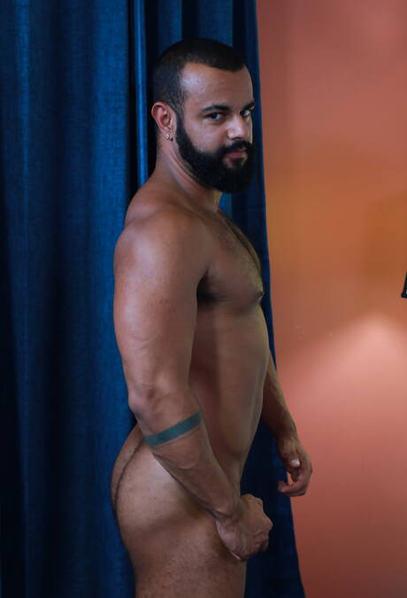 拉丁帥哥 Tony Orion 和 Carlos Cruz 用拳頭進行熱辣肛交