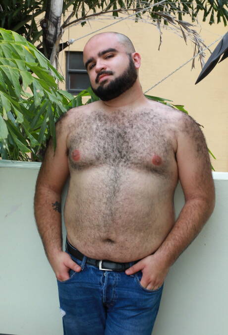 El oso americano Brad Kalvo y The Rhino tienen sexo anal al aire libre