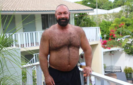 El oso americano Brad Kalvo y The Rhino tienen sexo anal al aire libre