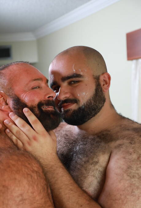 El oso americano Brad Kalvo y The Rhino tienen sexo anal al aire libre