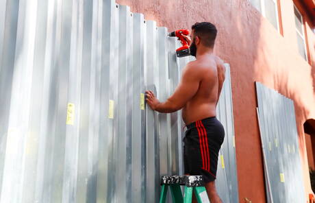 Amerikaanse harige beer Riley Mitchel en Carlos Cruz zuigen en neuken elkaar bij het zwembad