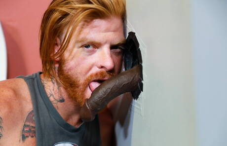 Seksowni Amerykanie, siłacz Bennett Anthony i muskularny Aaron Trainer uprawiają międzyrasowy seks w wannie