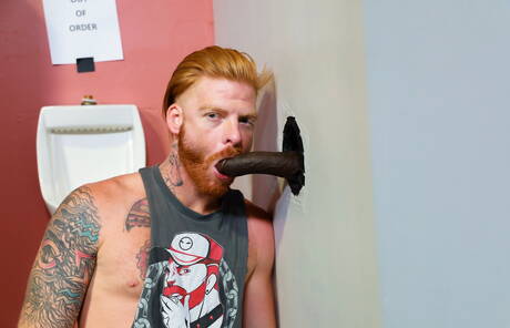 Die sexy Amerikaner Bennett Anthony und Aaron Trainer haben in der Badewanne eine interracial Liebe