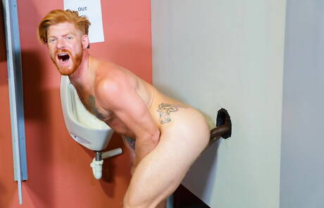 Die sexy Amerikaner Bennett Anthony und Aaron Trainer haben in der Badewanne eine interracial Liebe