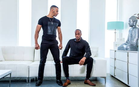 O bonitão negro Trent King e a lontra negra Zario Travezz em uma ação homossexual quente