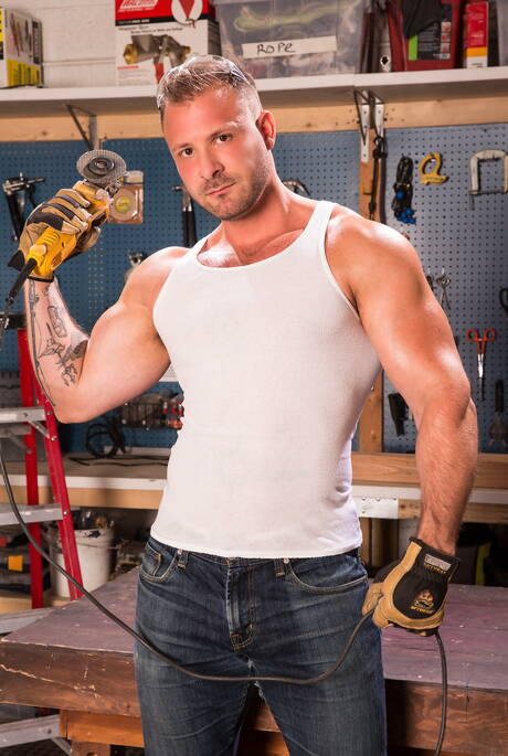 Hot americans, beefy Austin Wolf and bodybuilder Derek Bolt drilling an ass