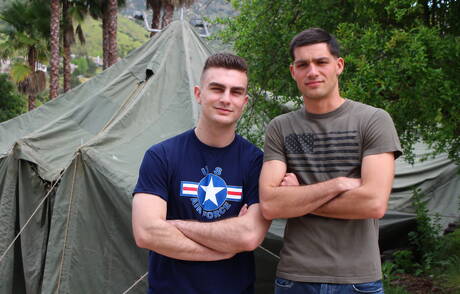 美國毛茸茸的種馬Leeroy Jones和Sammy Nicks在戶外享受了一場精彩的肛交