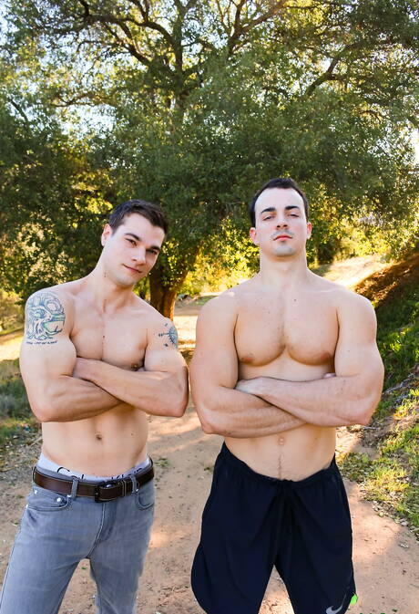 Caras americanos legais, o robusto Princeton Price e o fisiculturista Alex James em uma foda anal gostosa ao ar livre