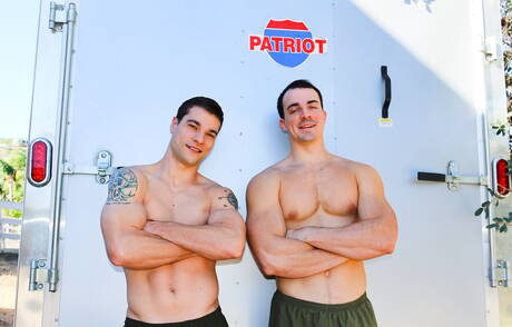 Caras americanos legais, o robusto Princeton Price e o fisiculturista Alex James em uma foda anal gostosa ao ar livre