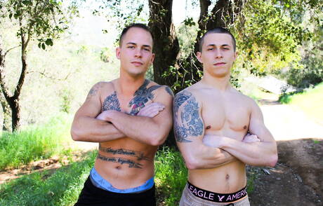 Os lindos caras americanos Richard Buldger e o forte Bradley Hayes fazem sexo anal ao ar livre