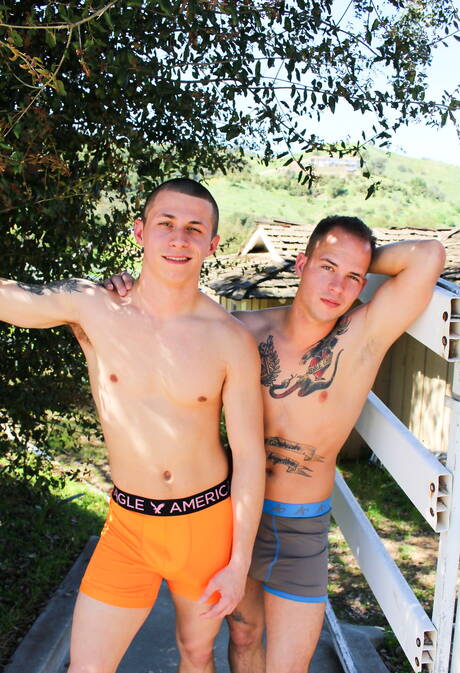 Os lindos caras americanos Richard Buldger e o forte Bradley Hayes fazem sexo anal ao ar livre