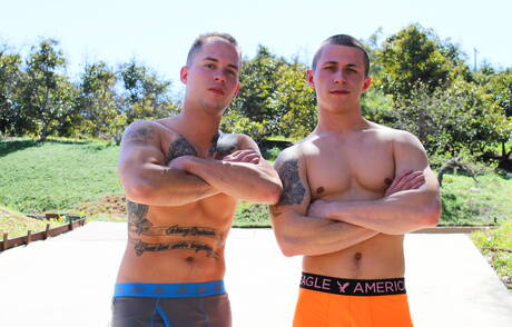 Pretty american guys stud Richard Buldger and strongman Bradley Hayes have anal sex outdoor