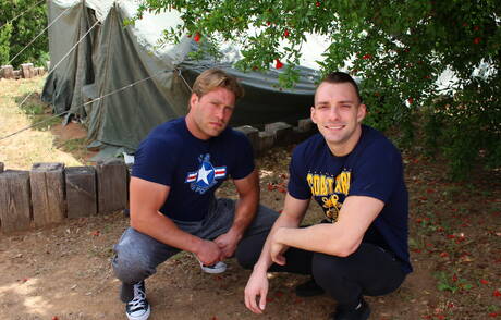 De gespierde John Hawkins en de knappe Johnny B zuigen en neuken elkaar buiten