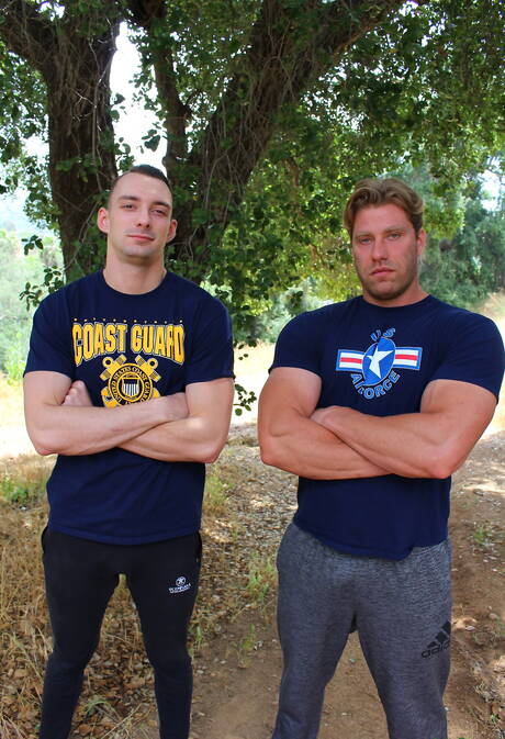 De gespierde John Hawkins en de knappe Johnny B zuigen en neuken elkaar buiten