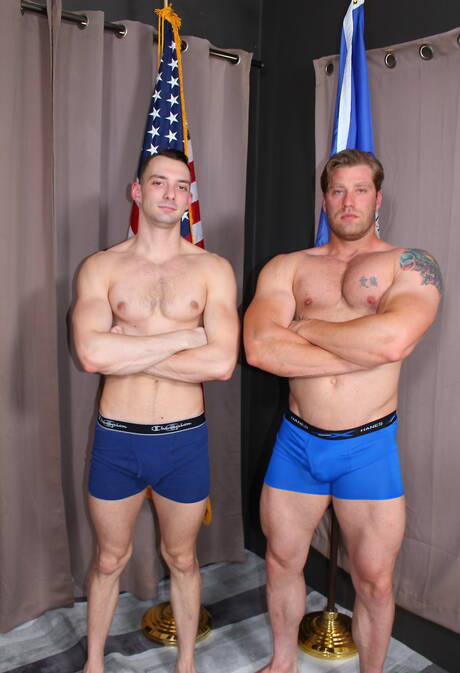 De gespierde John Hawkins en de knappe Johnny B zuigen en neuken elkaar buiten