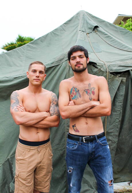 Amerykański owłosiony ogier Leeroy Jones i Mike Obrian uprawiają gorący seks na zewnątrz