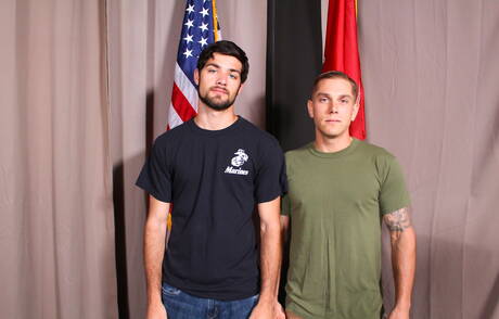 Amerykański owłosiony ogier Leeroy Jones i Mike Obrian uprawiają gorący seks na zewnątrz