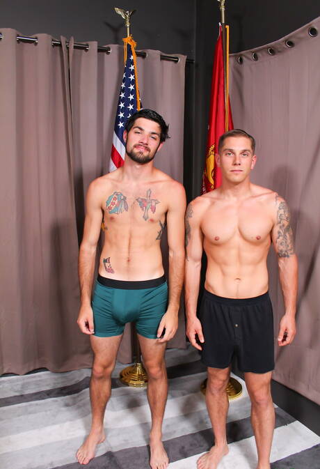 Amerykański owłosiony ogier Leeroy Jones i Mike Obrian uprawiają gorący seks na zewnątrz