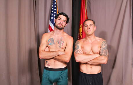 Amerykański owłosiony ogier Leeroy Jones i Mike Obrian uprawiają gorący seks na zewnątrz