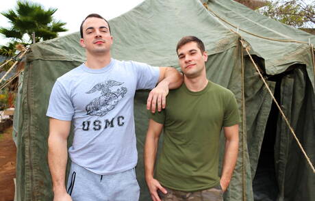 Hete Amerikaanse spierbundel Princeton Price en bodybuilder Alex James zuigen en neuken elkaar in de buitenlucht