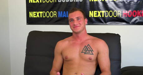 Le taureau Logan Thomas taquine sa bite