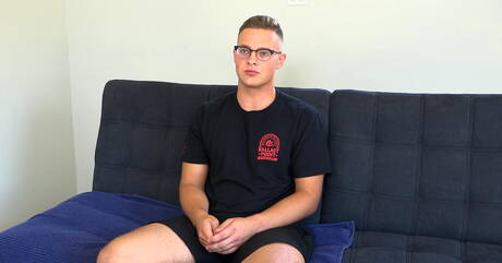 O gostoso Justin Weston brincando com um pau