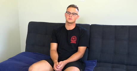 O gostoso Justin Weston brincando com um pau