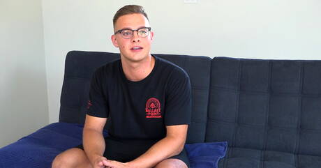 O gostoso Justin Weston brincando com um pau