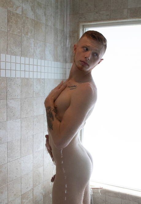 Gli americani sexy, il muscoloso Aaron Trainer e il fusto Zach Covington fanno sesso interrazziale bollente sotto una doccia calda