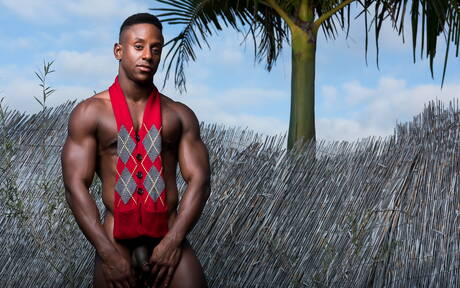 El hombre fuerte de ébano Liam Cyber muestra un cuerpo robusto al aire libre