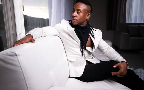 El hombre fuerte de ébano Liam Cyber muestra un cuerpo robusto al aire libre