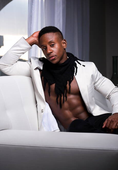 El hombre fuerte de ébano Liam Cyber muestra un cuerpo robusto al aire libre