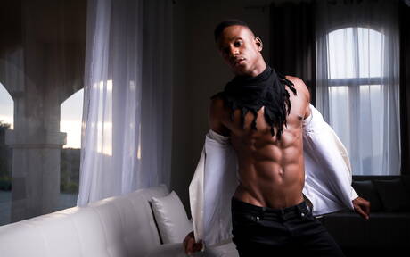 El hombre fuerte de ébano Liam Cyber muestra un cuerpo robusto al aire libre