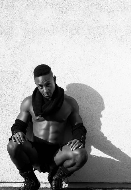 El hombre fuerte de ébano Liam Cyber muestra un cuerpo robusto al aire libre